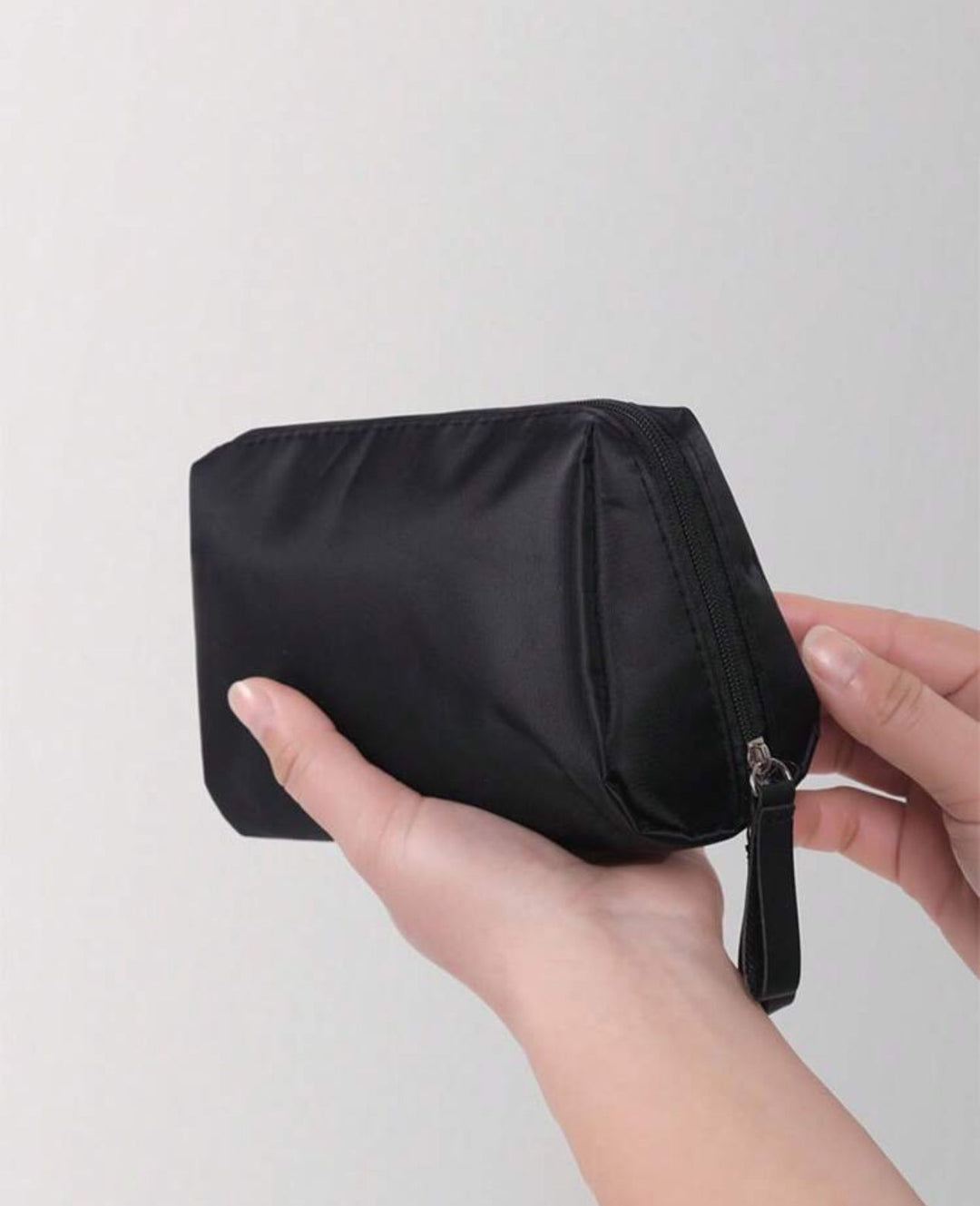 Black multi-functional bag | حقيبة مكياج صغيرة باللون الأسود&nbsp;