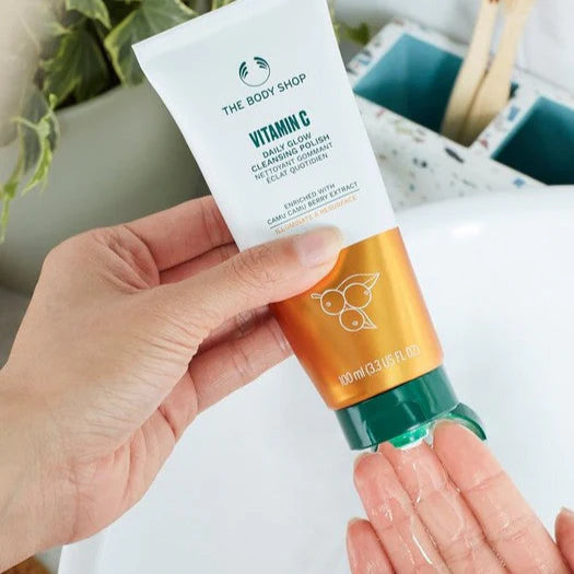 The Body Shop Vitamin C Daily glow cleansing polish - 100ml | ذا بودي شوب غسول مقشر بالفيتامين سي - 100 مل