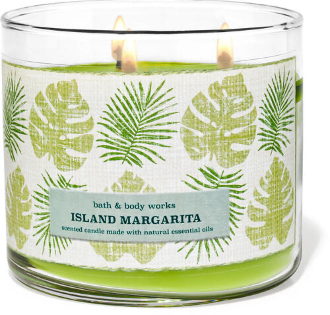 Bath & Body Works Scented Candle Made With Natural Essential Oils - 411g | باث اند بودي وركس شمعة معطرة مصنوعة من زيوت طبيعية - 411 غرام