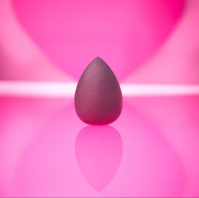 Essence Pink Is The New Black Sponge | ايسنس اسفنجة المكياج متغيرة اللون