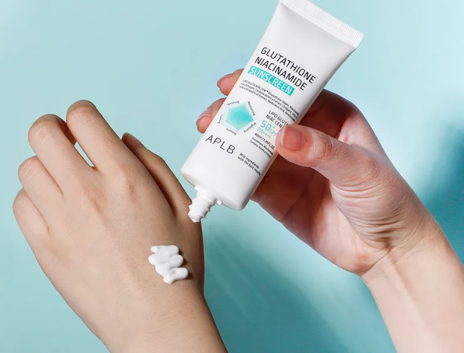 APLB Glutathione Niacinamide Sunscreen - 40ml | اي بي ال بي كريم واقي شسمي بالجلوتاثيون و النياسيناميد - 40 مل