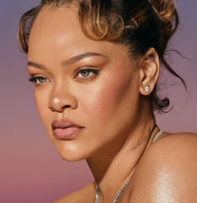 Fenty Beauty Demi Glow Light-Deiffusing Hilghlighter - 4.5g | فينتي بيوتي هايلايتر - 4.5 غرام